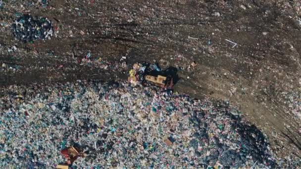 Вид з дрона вантажівки на сміття на природі — стокове відео