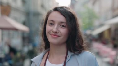 Dışarıda duran sırt çantalı gülümseyen kadının portresi.