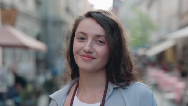 Retrato de mulher sorridente com mochila em pé ao ar livre — Vídeo de Stock