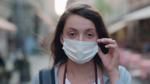 Touristin zieht medizinische Gesichtsmaske im Freien ab — Stockvideo