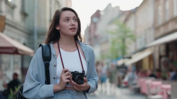 Biała kobieta robi zdjęcia starego miasta kamerą retro — Wideo stockowe