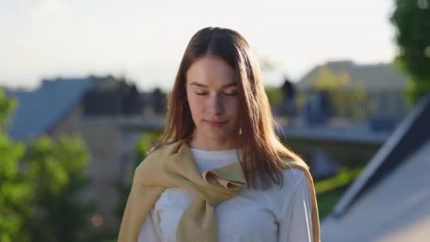 Retrato de adorável jovem mulher sorrindo ao ar livre — Vídeo de Stock