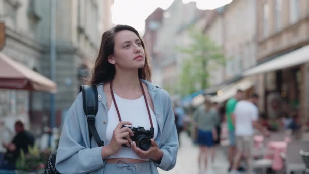 นักท่องเที่ยวถ่ายรูปเมืองเก่าด้วยกล้องย้อนหลัง — วีดีโอสต็อก