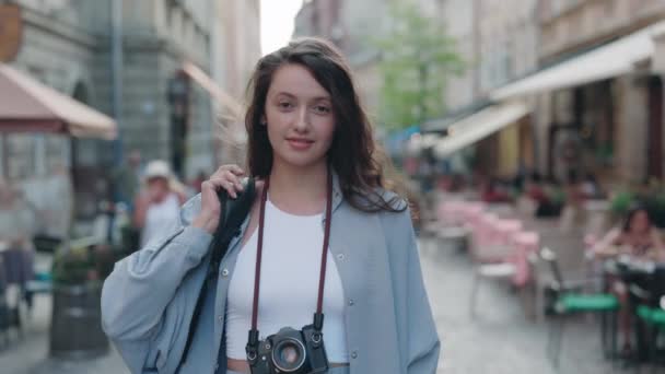 Mulher branca encantadora de pé com mochila na rua — Vídeo de Stock