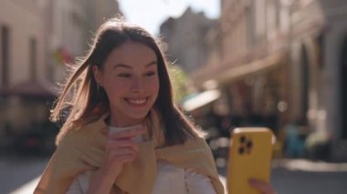 Neşeli sağır-dilsiz kadın akıllı telefondan video görüşmesi yapıyor.