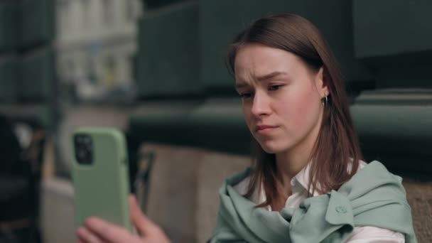 Femme sourde frustrée utilisant un téléphone mobile pour un appel vidéo — Video