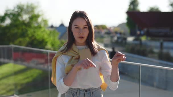 Femme avec perte auditive phrase gestuelle Go vegan à l'extérieur — Video