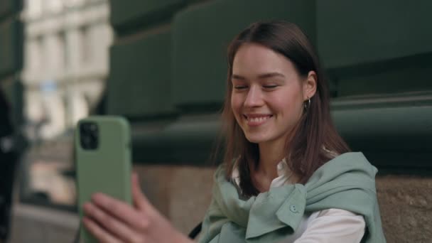 Ελκυστική κουφή γυναίκα που χρησιμοποιεί κινητό για βιντεοκλήση στο cafe — Αρχείο Βίντεο