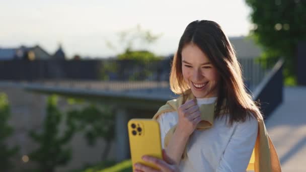 Mulher com perda auditiva usando smartphone para chamada de vídeo — Vídeo de Stock