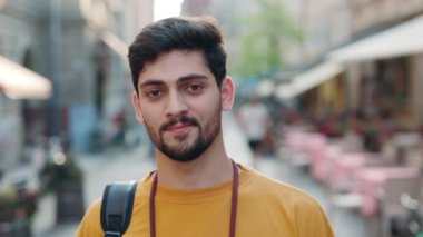 Sırt çantalı Hintli turist portresi