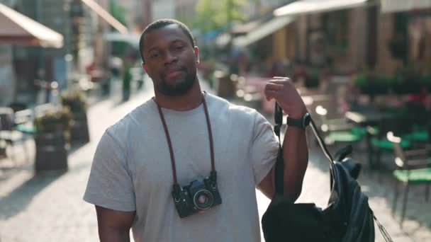 Portrait of smile black man standing on street of old city — Stok Video