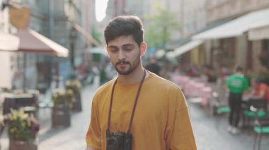 Yakışıklı Hindu yaz zamanı eski şehri keşfediyor.