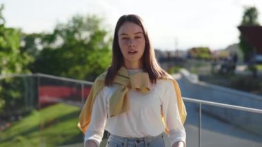 Sağır kadın iklim grevi için işaret dili kullanıyor