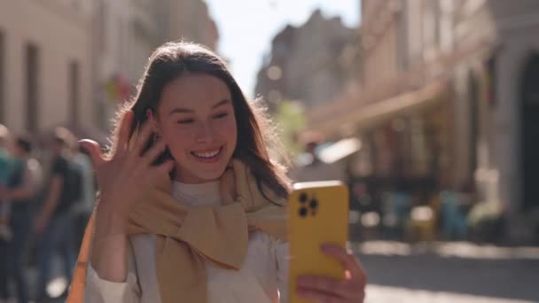 Femme ayant une perte auditive utilisant un téléphone portable pour un appel vidéo — Video