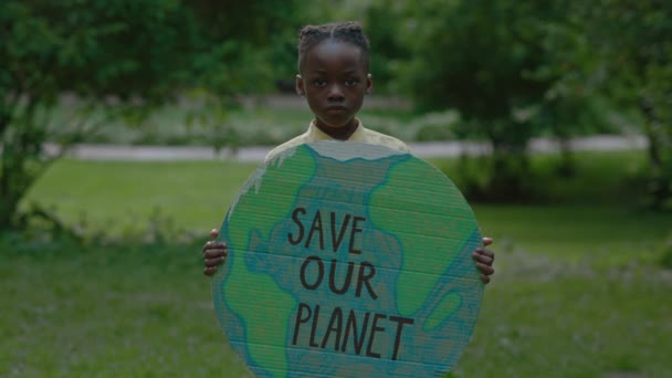 Fille africaine tenant bannière avec phrase sauver notre planète — Video