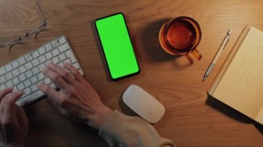 Klavye ve yeşil ekran mobil kullanan adamı kapat