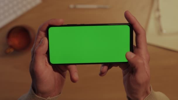 Man håller smartphone och knacka på grön skärm — Stockvideo