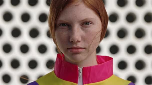 Close up af kvindelig teenager med rødt hår og fregner – Stock-video