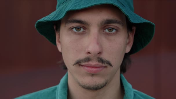 Retrato de homem com bigode no panamá posando ao ar livre — Vídeo de Stock