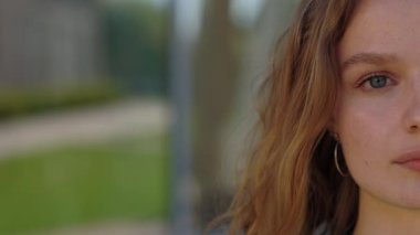 Sarışın, beyaz bir kadının yarım portresi.