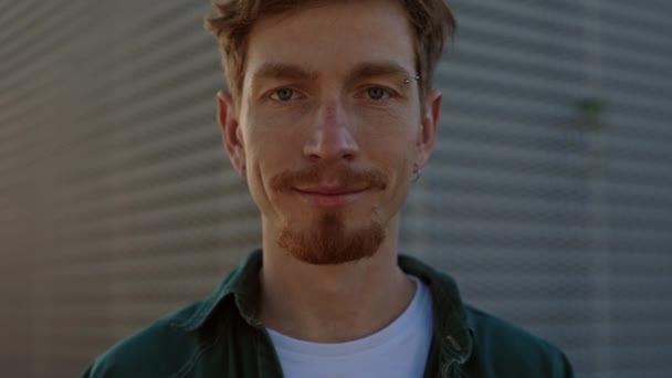 Szabadtéri portré pozitív ember piercing és vörös haj — Stock videók