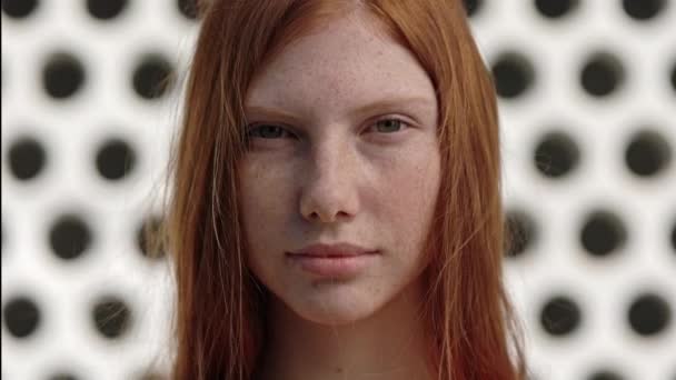 Retrato de adolescente con ojos azules y cabello rojo — Vídeos de Stock