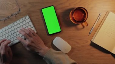 İş için yeşil ekran mobil ve klavye kullanan adam
