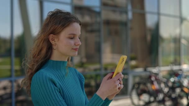 Retrato de mulher jovem usando telefone celular ao ar livre — Vídeo de Stock