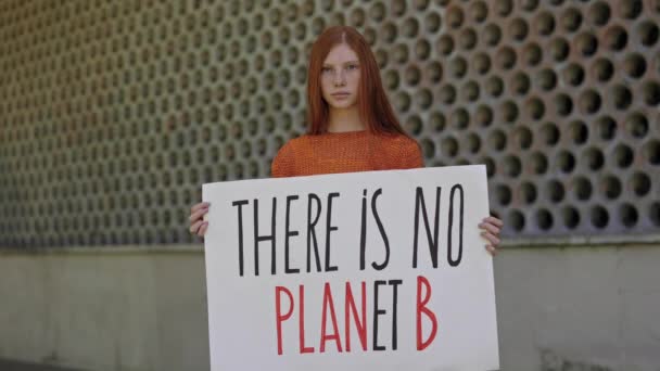 B gezegeni pankartı olmayan kadın eylemci. — Stok video