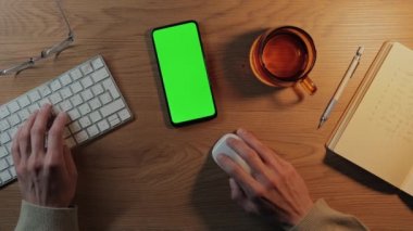 İş yerinde korma tuşlu cep telefonu kullanan adam