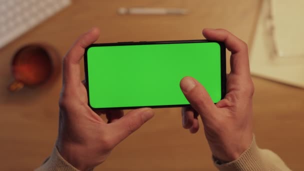 Закрыть смартфон с экраном хромированной клавиши в мужских руках — стоковое видео