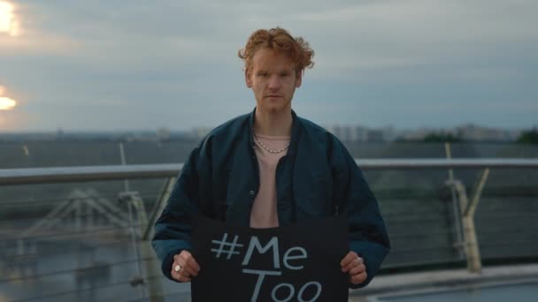 Attivista maschile in possesso di carta con hashtag Me Too — Video Stock