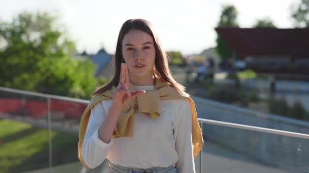 Surdo-mudo mulher mostrando com os dedos Não à frase racismo — Vídeo de Stock