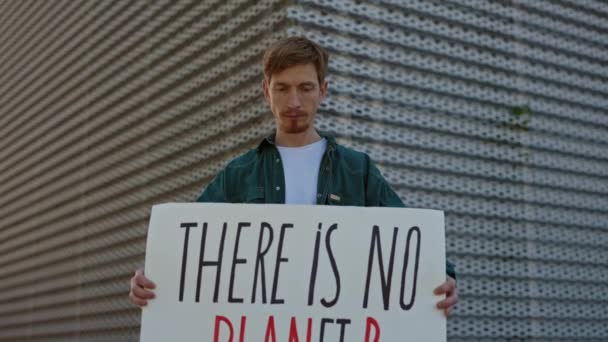 Człowiek trzymający karton z frazą, że nie ma planety B — Wideo stockowe