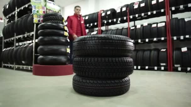 Verkauf von Reifen für Räder — Stockvideo