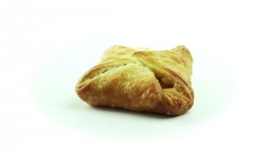 Strudel apple ile pişmiş dönen üzerinde beyaz arka plan