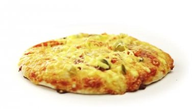 beyaz arka plan üzerinde dönen salam ile mini pizza