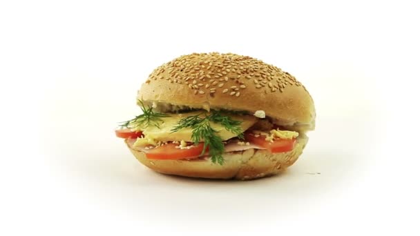 Cheeseburger girando em fundo branco — Vídeo de Stock