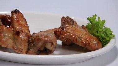 Beyaz arka plan üzerinde dönen ekşi krema soslu fırında sazan