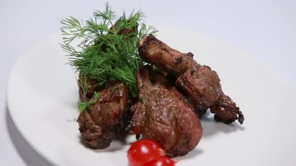 Agnello arrosto rotante su sfondo bianco — Video Stock