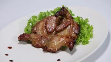 Beyaz arka plan üzerinde döner fırında bıldırcın