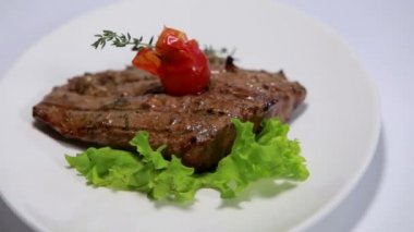 Beyaz arka plan üzerinde dönen dana biftek