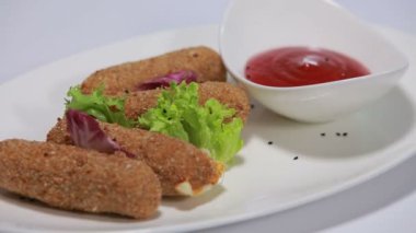 Beyaz arka plan üzerinde dönen çýkmak breadcrumbs içinde kızarmış peynir