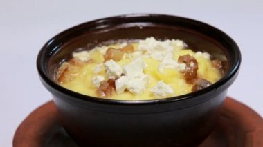 banosh peynir ve beyaz arka plan üzerinde dönen pastırma ile