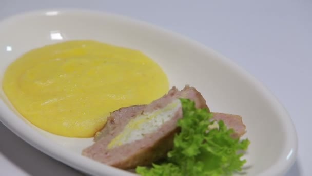 Мясо пудинг с кукурузной кашей вращается на белом фоне — стоковое видео