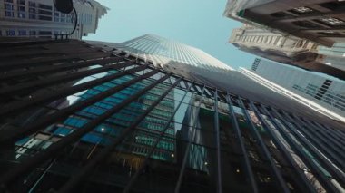 Hong Kong 'da şehir merkezindeki caddenin aşağısındaki ofis binalarının cam cepheleri. Asya megapolis 'te açık havada iş ve finans mimari tarzı. Seyahat