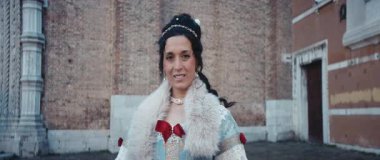 VENICE, İtalya - 05 Mart 2025 St. Mark Meydanı 'nda kürk yakalı asil bir bayanın esmer kadın portresi. Eski kasabadaki, lüks karnaval kostümlü, gülümseyen kadın. Anamorfik lens