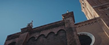 Venedik, İtalya - 05 Mart 2025: açık mavi gökyüzü altında Aziz Mary Bazilikası ve Şehitlerin kırmızı tuğla duvarları. Venedik 'teki antik Kartaca geleneksel kilisesi