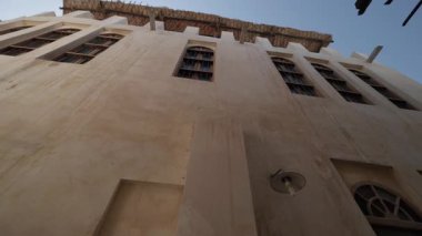 Orta Doğu kentlerinde pencereleri ve ahşap kirişleri olan geleneksel binaların alçak açılı görüntüsü