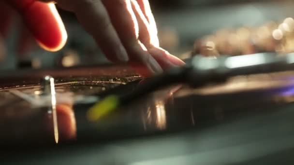 Mans mano rascando disco de vinilo . — Vídeo de stock